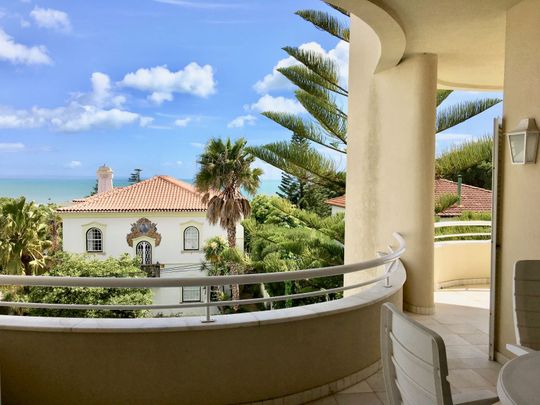 Excelente apartamento com vista de mar, inserido em edifício emblemático no Monte Estoril - Photo 1