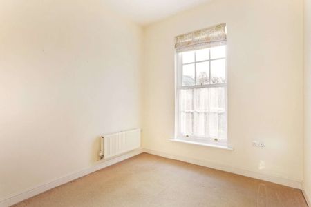 Lovely riverside apartment in a highly sought-after conservation area in the city - Photo 2