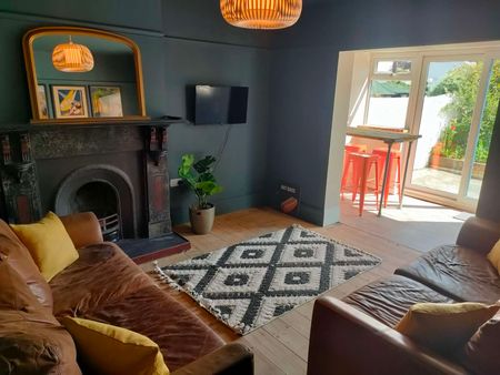 Furnished room available close to Hospital Room 4 - Photo 2