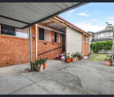 For Rent: 3 Bedroom Family-Friendly Home in Prairiewood - Photo 4