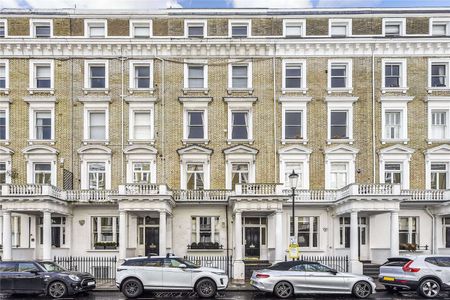 A well located two bedroom flat, set on the sought after street of Harcourt Terrace, benefitting from natural light. - Photo 5