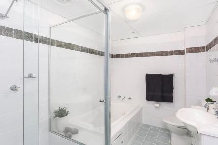 Large Modern Apartment in Popular complex - Photo 5