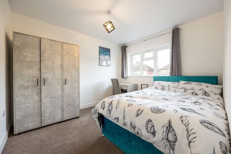 OX Living is proud to present this high-quality 6-bedroom co-living property, perfect for working professionals looking for stylish, stress-free living. - Photo 4