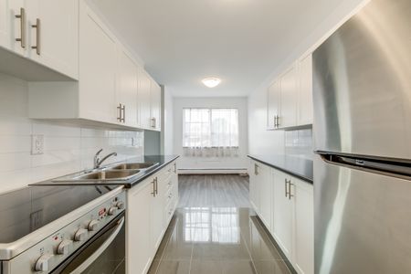 Edinburgh Manor Apartments - 2 Bedroom - Photo 4