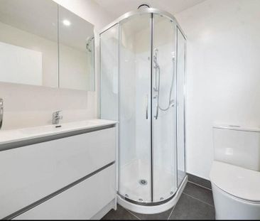 3 Bedroom property in Flatbush - Photo 6