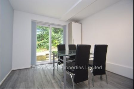 4 Bed House near the Leeds University - Photo 2