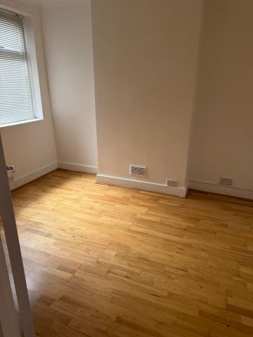 4 Bed Terraced House, Garratt Lane, SW17 - Photo 3