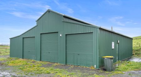 Family Home with Expansive Garaging / Workshop - Photo 2