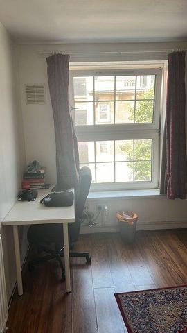 1 bedroom in a flat share to rent - Photo 2