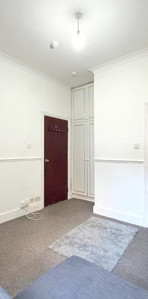 TW3, 111 Lampton Road - Photo 1