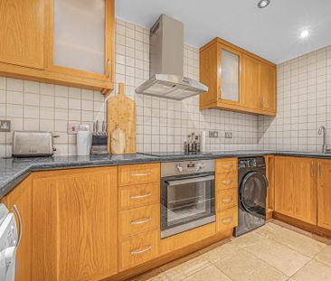 3 bedroom flat to rent - Photo 6