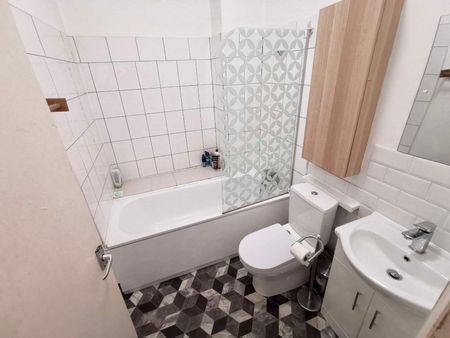 Professional Female Houseshare with Terrace Second Floor Back Room - Photo 4