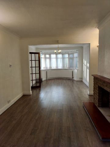 3 Bed Terraced House, Capthorne Avenue, HA2 - Photo 2