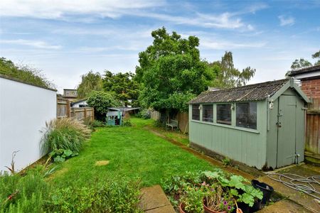 Three bedroom family home - Photo 2