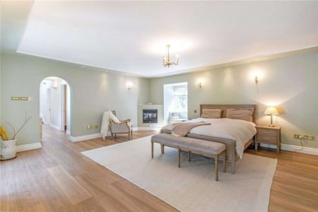A beautifully presented family home situated in a sought after location in Sunningdale. - Photo 3