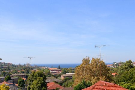 Bright Three-Bedroom Apartment with Sweeping Ocean and District Views - Photo 5