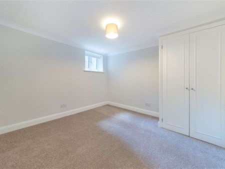 Lovely three bedroom maisonette with a garden conveniently located on Wandsworth Bridge Road. - Photo 3