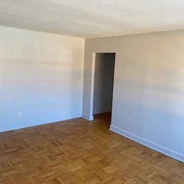 2 Bedroom Apartment located along The Kingsway available now! - Photo 1