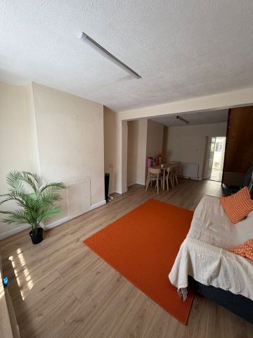 2 Bed Terraced House, Mitcham Road, CR0 - Photo 2