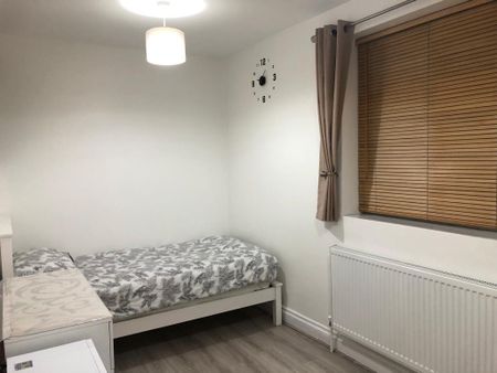 Room in a Shared House, Roman Road, E6 - Photo 2