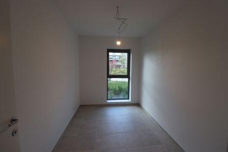 Een BEN-nieuwbouwappartement op het gelijkvloers met 2 slaapkamers, terras, autostaanplaats en kelderberging. - Foto 3