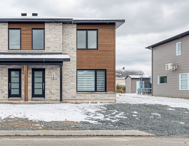 À louer / Maison à étages - Photo 1