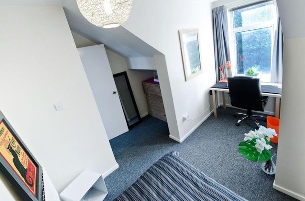 4 bedroom flat to rent - Photo 1