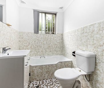 Large Two-Bedroom Apartment in Boutique Block - Photo 4