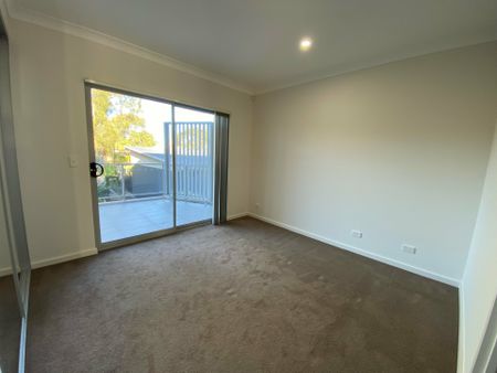 Modern Top Floor 3 Bedroom Apartment with Views - Photo 5