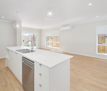 Spacious 5-Bedroom Family Home with Double Garage in Prime Greenban... - Photo 3