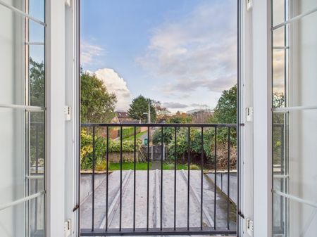 19 Cherry Orchard, Staines-Upon-Thames, Middlesex,TW18 - Photo 3