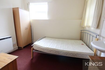 6 bedroom terraced house to rent - Photo 3