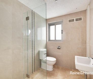 RENOVATED GROUNDFLOOR TWO BEDROOM! - Photo 2