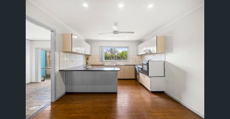 Spacious 4-Bedroom Family Home in Prime Location - Photo 5