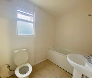 4 Bed Terraced House, Harrow Road, IG11 - Photo 6