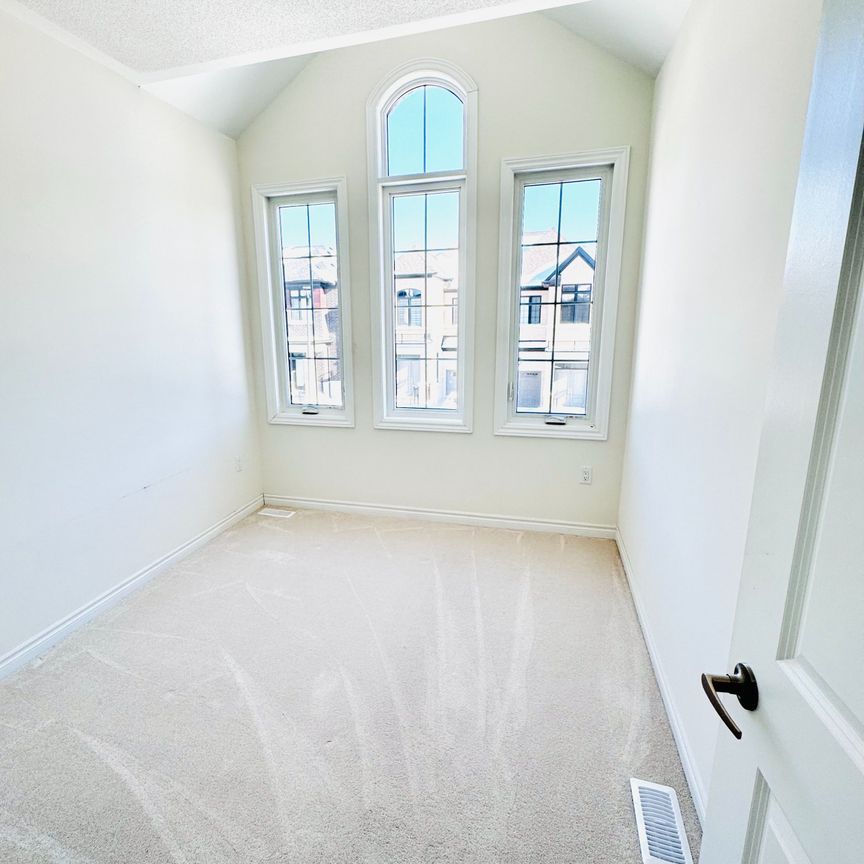 For Lease - 2924 Nakina Street, Pickering, Ontario - Photo 1