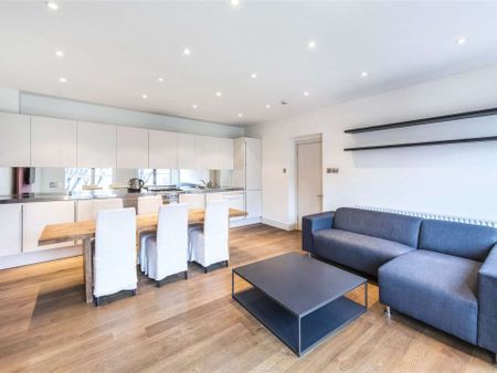 A bright two bedroom apartment on the first floor of a period building with a porter in the centre of Notting Hill - Photo 4