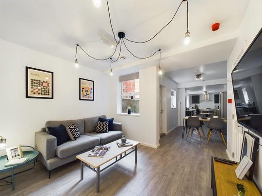 6 bedroom house to rent - Photo 1