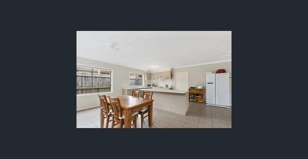 3 Showers / 6 beds across from Uni - Photo 1