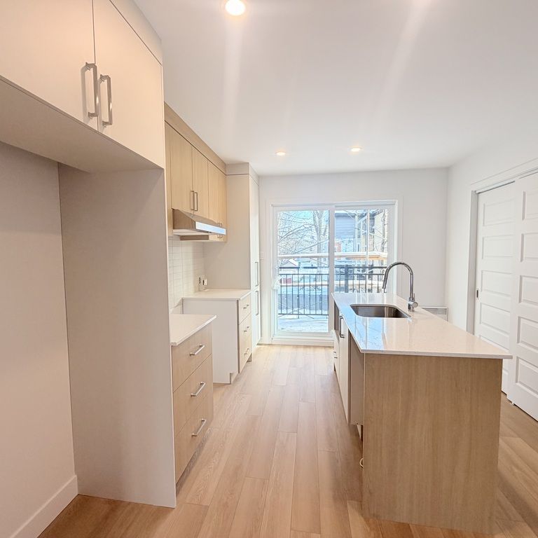 4 1/2 Neuf Sur 2 étages À Limoilou - Photo 1