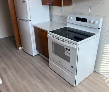 1 BDRM/1 BATH - 2315 7TH ST E - Available NOV 1 - Photo 2