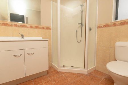 Pet Friendly Three Bedroom House - Photo 5