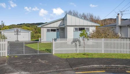 Central Wainuiomata Rental - Photo 2