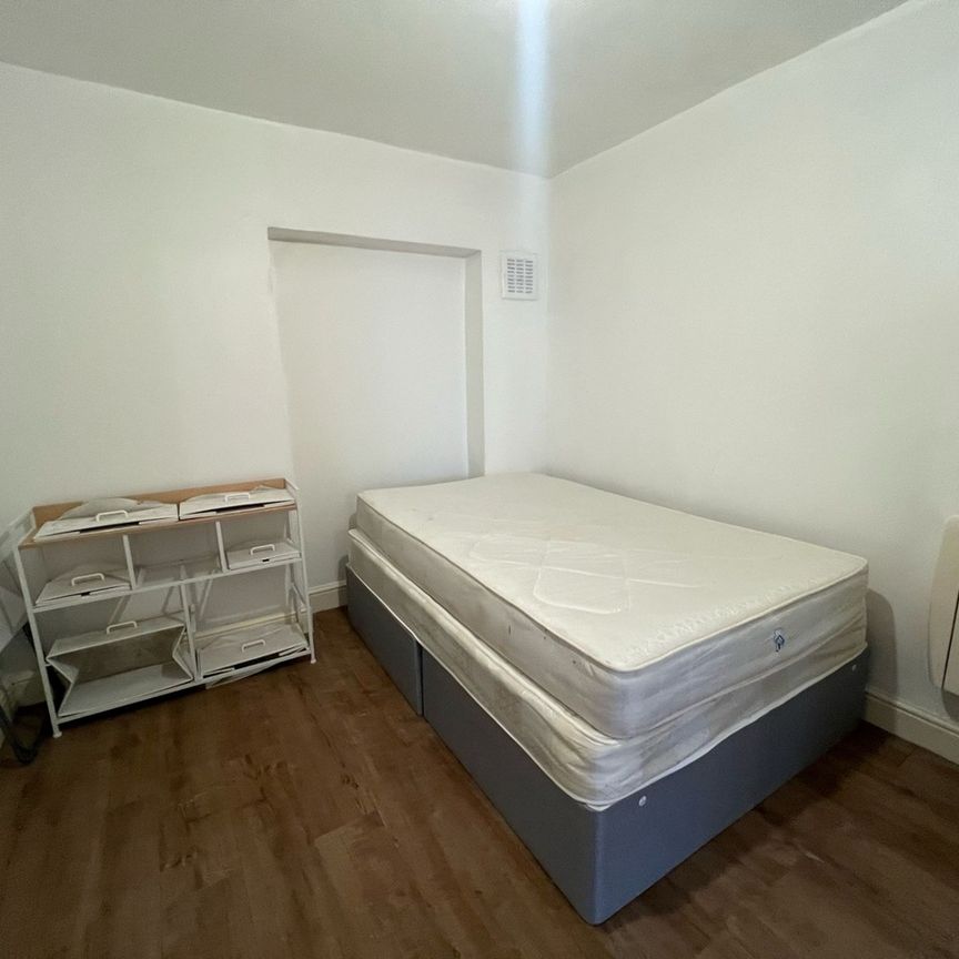 3 Bed Flat, St. Mary Road, E17 - Photo 1