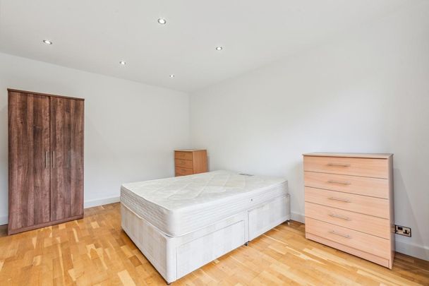 4 bedroom house in London - Photo 1