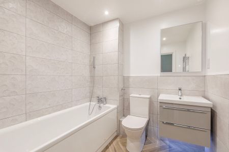 Sheerwater Road, West Byfleet, Surrey, KT14 - Photo 5