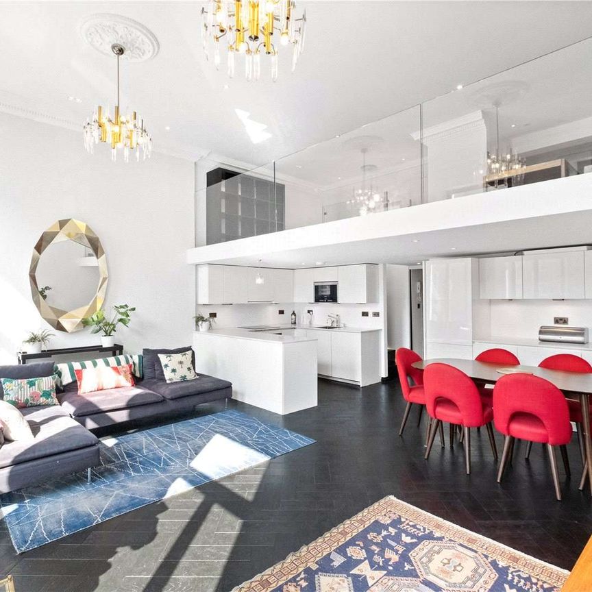 Stunning two bedroom, two bathroom first floor flat overlooking garden square. - Photo 1