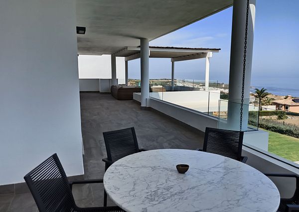 Villa with spectacular sea views for rent in Alcaidesa