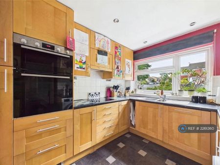 3 bedroom semi-detached house to rent - Photo 5