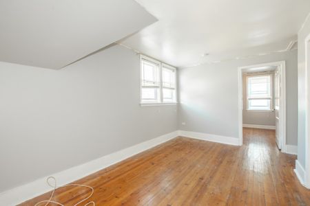 Spacious 2 Bedroom Upper Unit in Welland!! - Photo 4